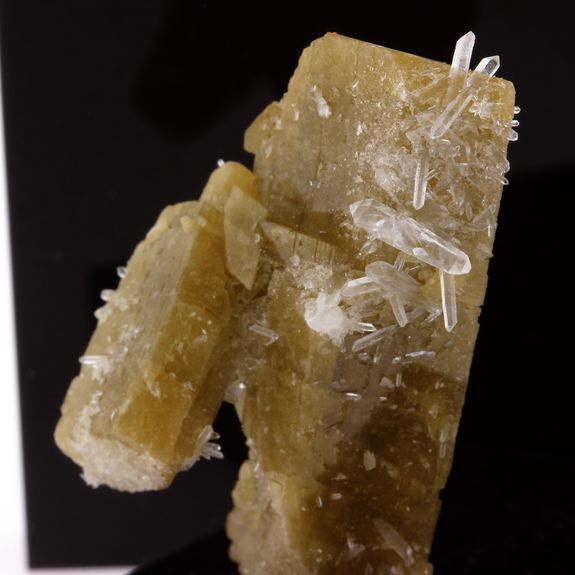 Siderite, Quartz. 106.4 ct.