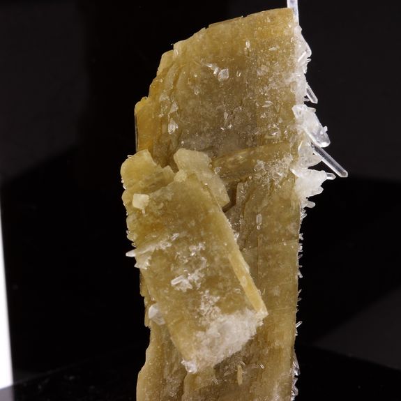 Siderite, Quartz. 106.4 ct.