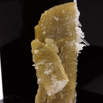 Siderite, Quartz. 106.4 ct.