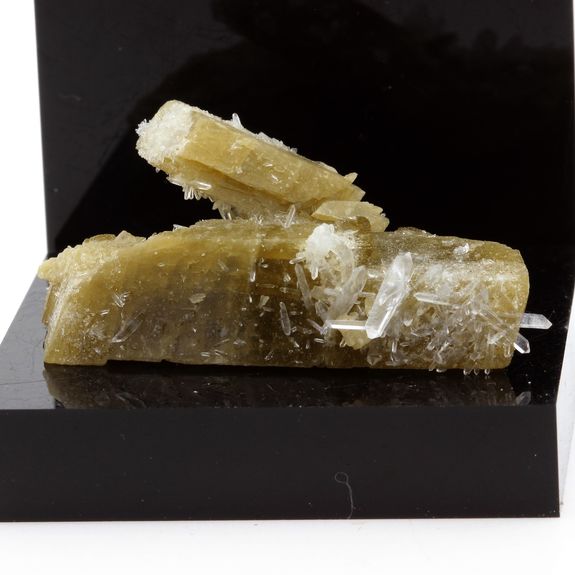 Siderite, Quartz. 106.4 ct.