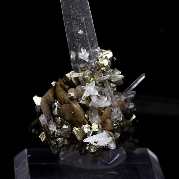 Quartz, Pyrite, Siderite. 207.4 ct.