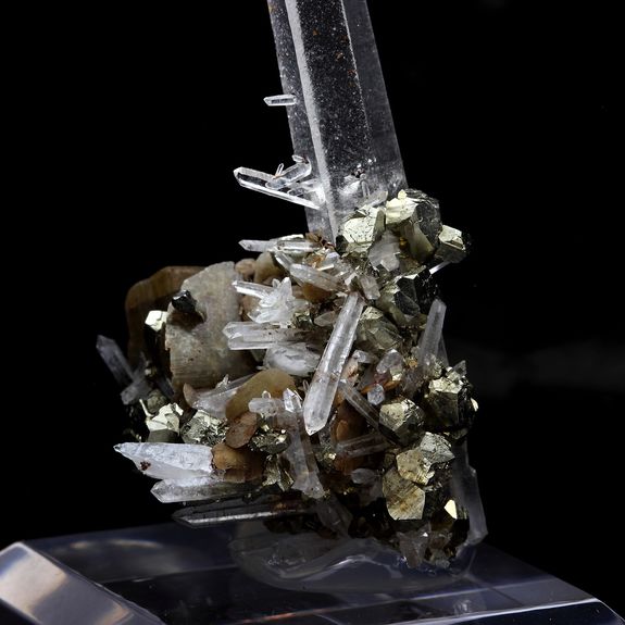 Quartz, Pyrite, Siderite. 207.4 ct.