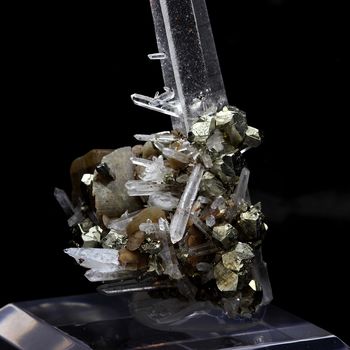 Quartz, Pyrite, Siderite. 207.4 ct.