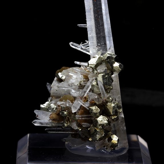 Quartz, Pyrite, Siderite. 207.4 ct.