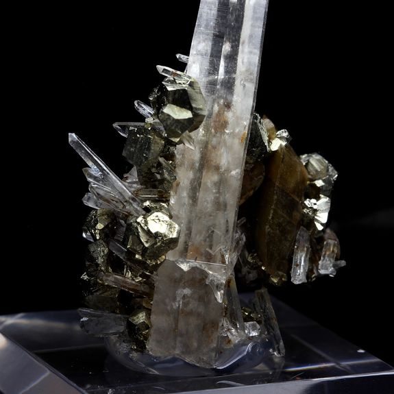 Quartz, Pyrite, Siderite. 207.4 ct.