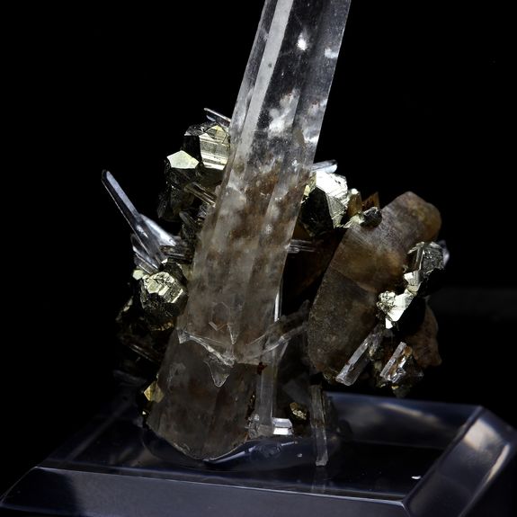 Quartz, Pyrite, Siderite. 207.4 ct.