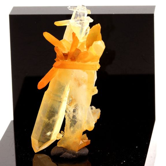 Quartz, Pyrite, Siderite.