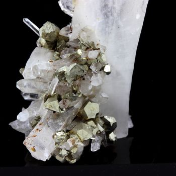 Quartz, Pyrite, Siderite.
