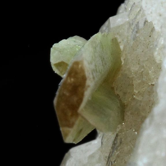Sphene Titanite sur Quartz. 648.9 ct.