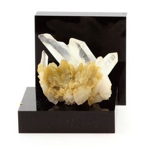 Siderite, Quartz. 78.85 ct.