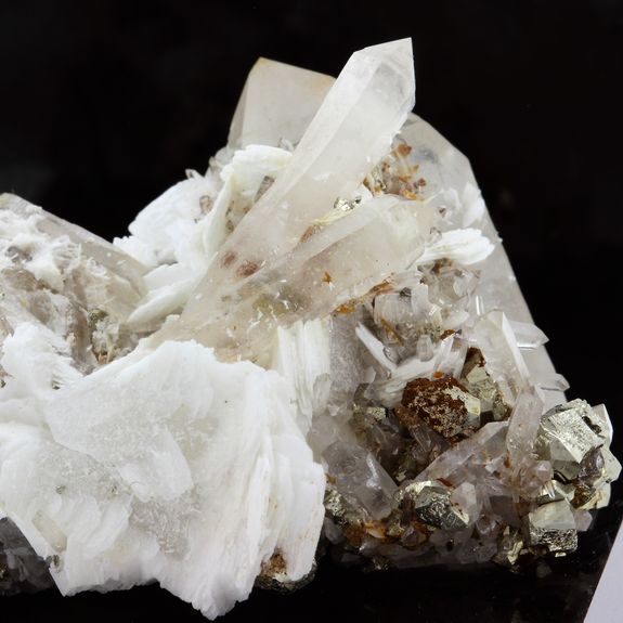 Quartz, Pyrite, Baryte, Siderite. 276.8 ct.