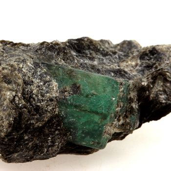 Emeraude + Phlogopite. 127.3 ct.
