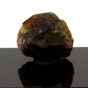 Vésuvianite. 34.1 ct.