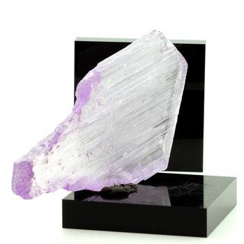 Kunzite. 301.6 ct.
