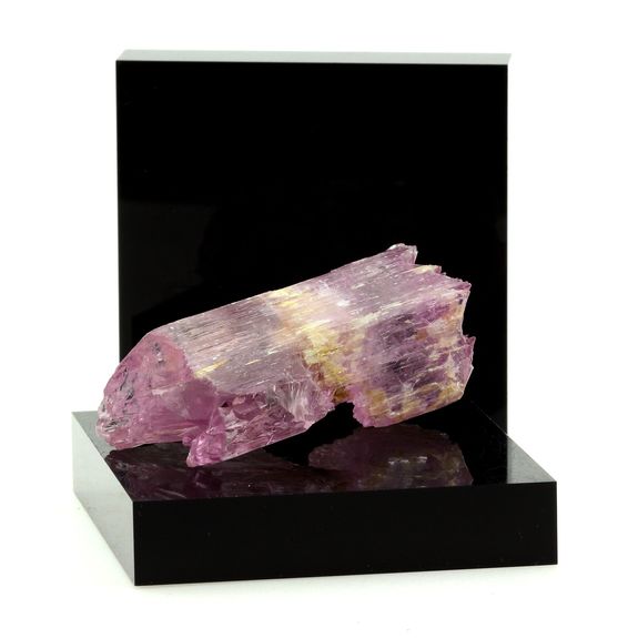 Kunzite. 133.2 ct.