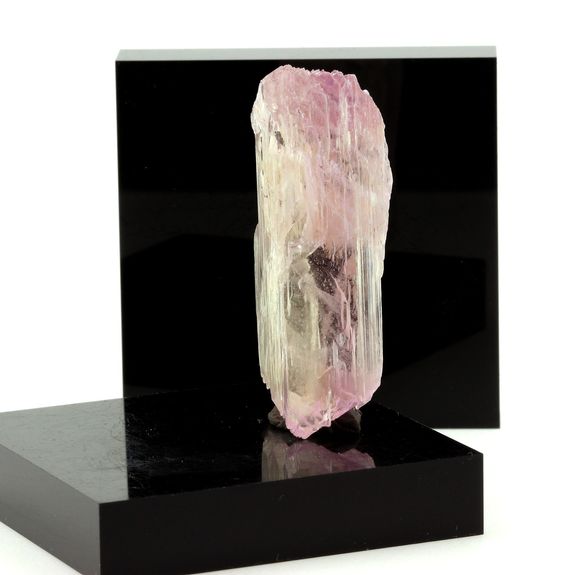 Kunzite. 136.6 ct.