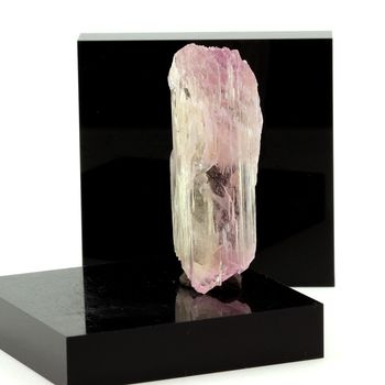Kunzite. 136.6 ct.