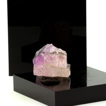 Kunzite. 136.6 ct.