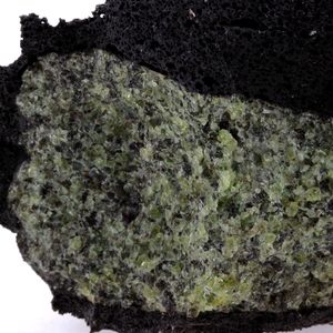 Péridotite. 994.3 ct.