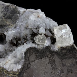 Quartz + Calcite. 715.1 ct.