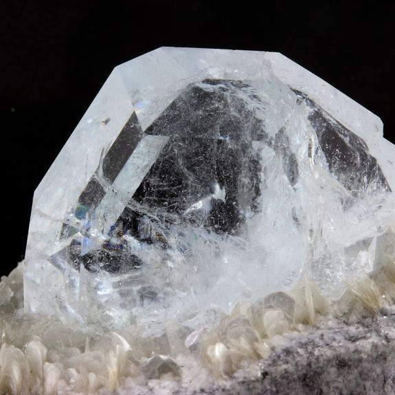 Goshenite Béryl + Muscovite. 207.7 ct.
