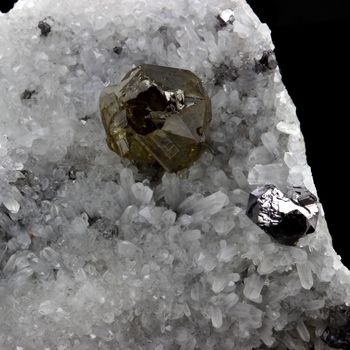 Sphalerite + Quartz. 353.1 ct.