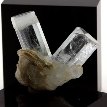 Aigue-Marine + Mica. 30.34 ct.