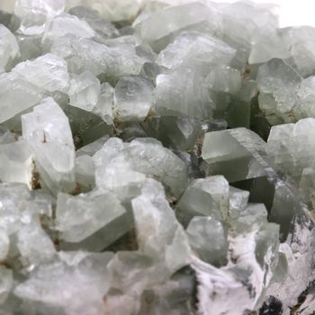 Pericline + Amphibole. 1850.0 ct.