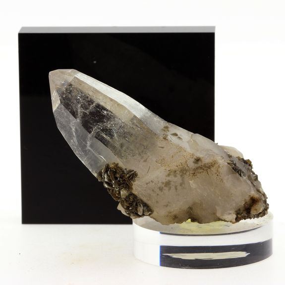 Quartz + Muscovite. 280.7 ct.