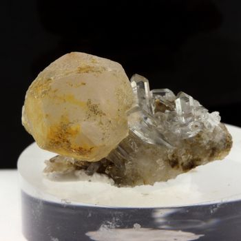 Quartz + Calcite. 94.2 ct.