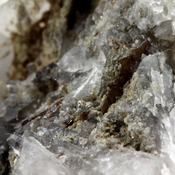 Brookite + Quartz gris. 108.8 ct.