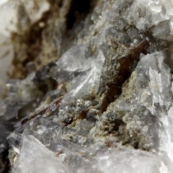 Brookite + Quartz gris. 108.8 ct.
