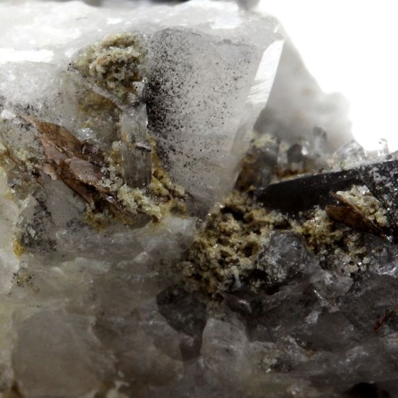 Brookite + Quartz gris. 108.8 ct.