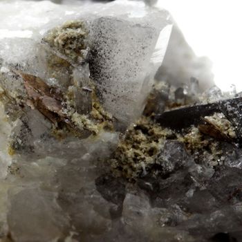 Brookite + Quartz gris. 108.8 ct.