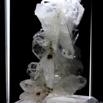 Quartz. 687.2 ct.