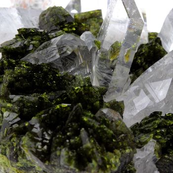 Quartz + Epidote. 1605.0 ct.