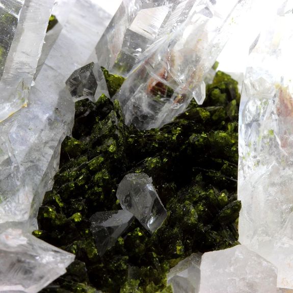 Quartz + Epidote. 1605.0 ct.