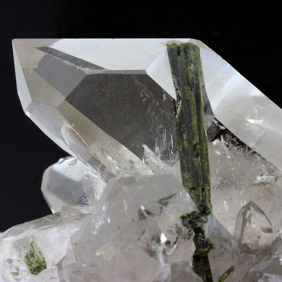 Quartz + Epidote. 1240.0 ct.