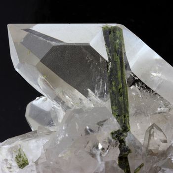 Quartz + Epidote. 1240.0 ct.