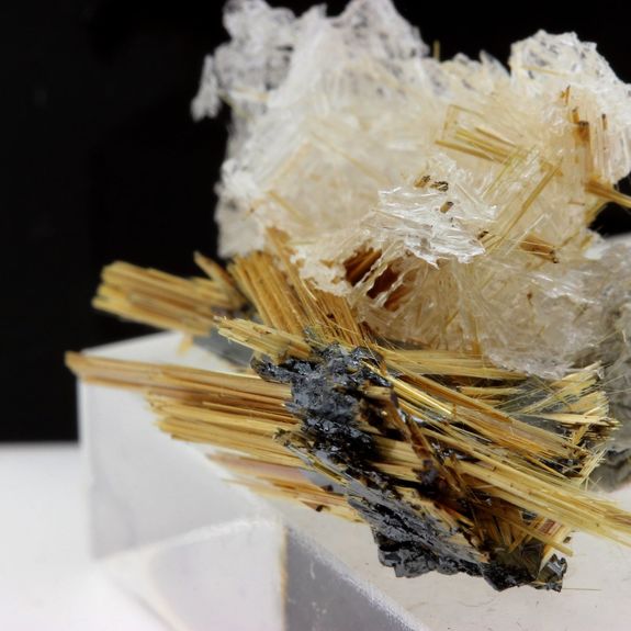 Rutile + Hematite. 101.2 ct.