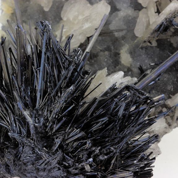 Stibnite + Baryte. 2680.0 ct.