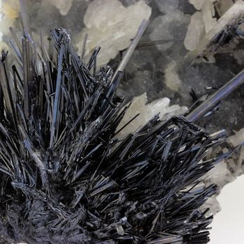 Stibnite + Baryte. 2680.0 ct.