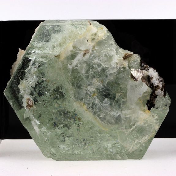 Béryl, Muscovite, Albite. 4330.0 ct.