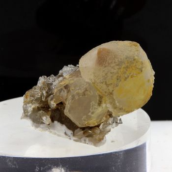 Quartz + Calcite. 94.2 ct.