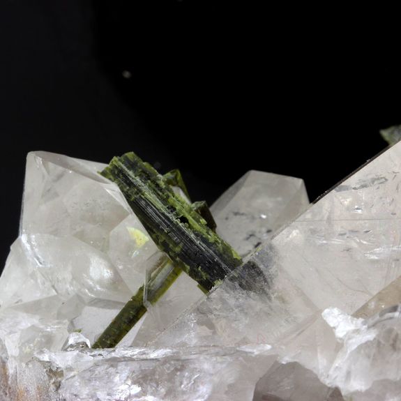 Quartz + Epidote. 1240.0 ct.