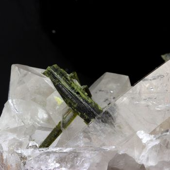 Quartz + Epidote. 1240.0 ct.