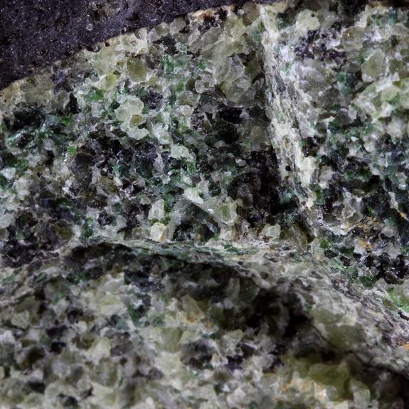 Péridotite. 902.7 ct.