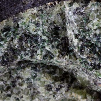 Péridotite. 902.7 ct.