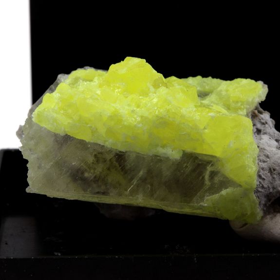 Soufre + Gypse. 67.6 ct.