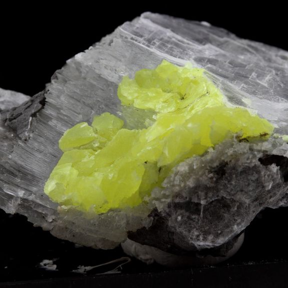 Soufre + Gypse. 155.7 ct.